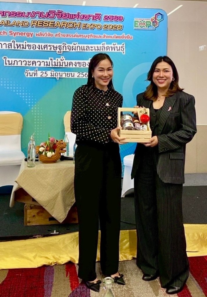 มอบของที่ระลึกจากมหาวิทยาลัยเกษตรศาสตร์